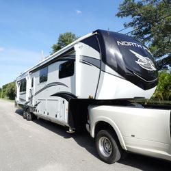 2022 Jayco Luxury North Point 377RLBH has EVERYTHING