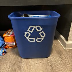 Recycle Bin - 13 Gallon, Clean