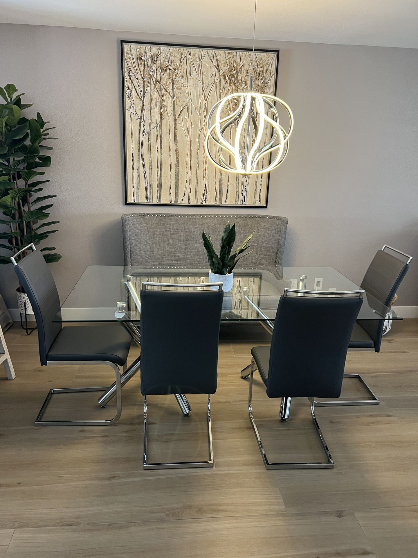 Dinning Table With Cushioned Bench