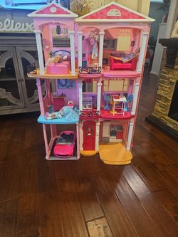 BARBIE DOLL HOUSE WITH BARBIES/CAR
