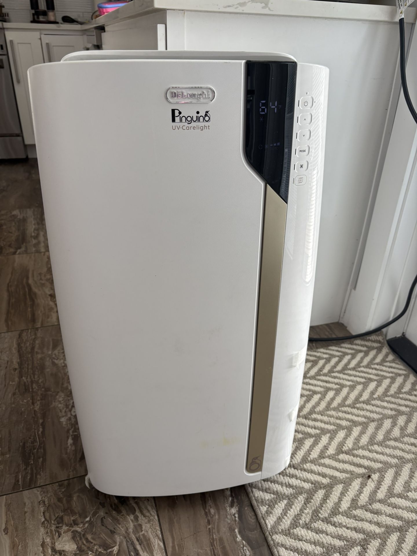 DeLonghi Portable Air Conditioner 700 sq ft