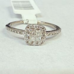 10k White Gold & Diamonds Halo Ring 
