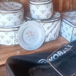 Gibson Fine Chine Set Gold Trim