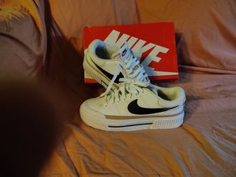 Nike Low-Top Sneakers White and Black