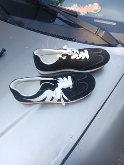 Lightweight tennis shoes