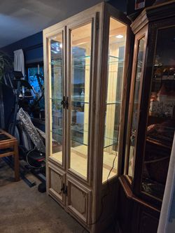 Lane Furniture lighted 4 door wooden display cabinet/curio cabinet with 3 very heavy glass shelves