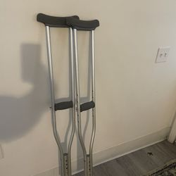 Free! Crutches 5’2”- 5’10”