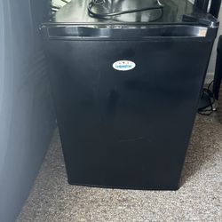 Black lodgingStar Mini Fridge