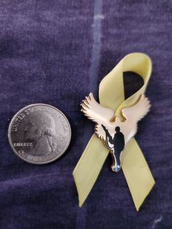 1Inch Fallen Soldier Silhouette Military Commemorate Label Tie Pin with Gold Wings and Yellow ribbon 🎗