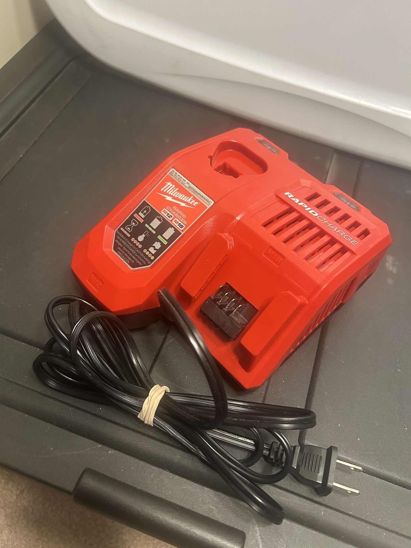 Milwaukee Rapid Charge - M12/M18 Multi Voltage Charger
