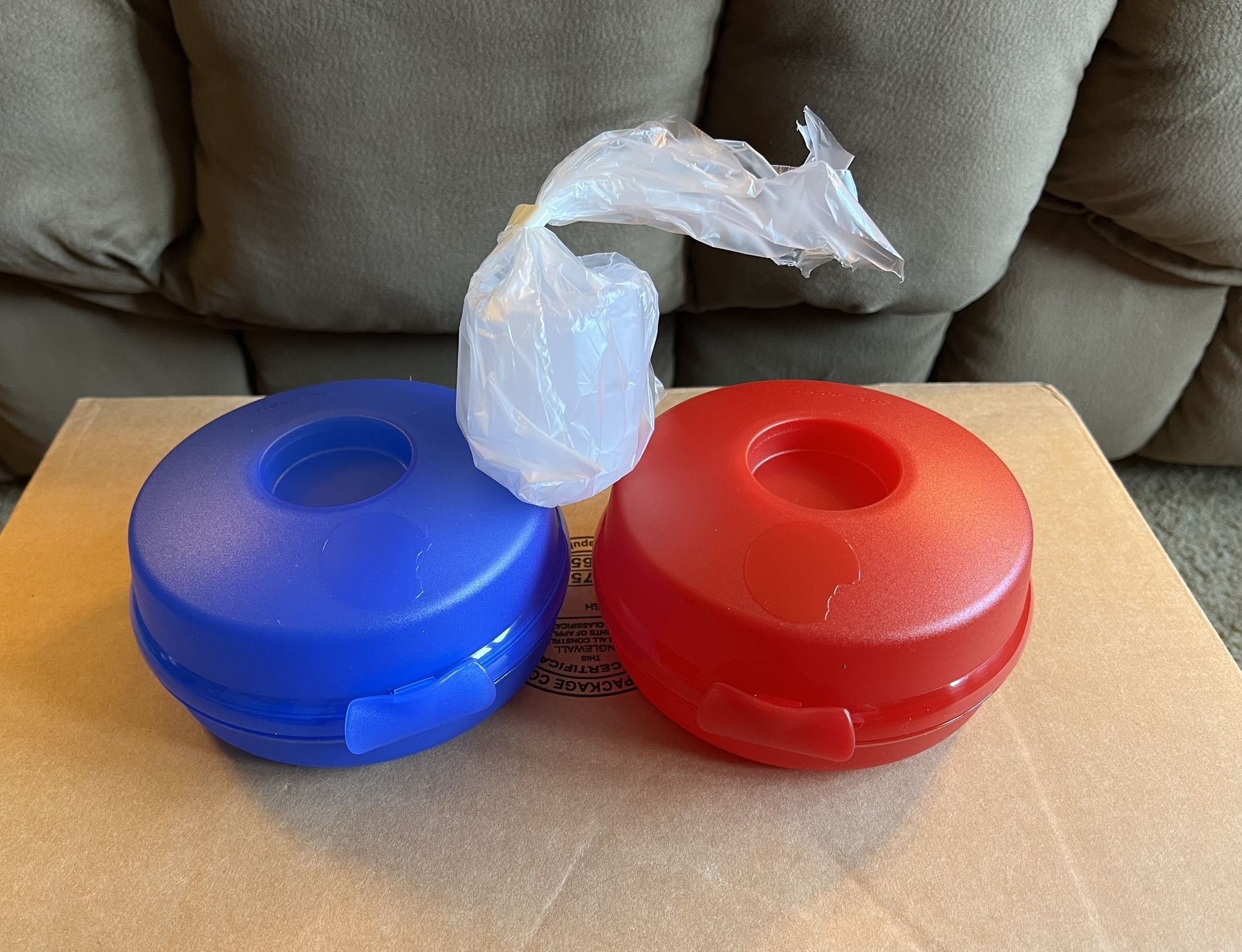 Tupperware Round Sandwich/Bagel Keeper Set of 2 w/ Smidget,