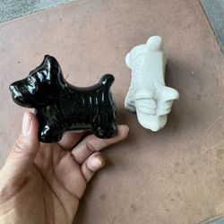 A pair of Black and White Scottie Dogs Salt & Pepper shakers 3-1/2"