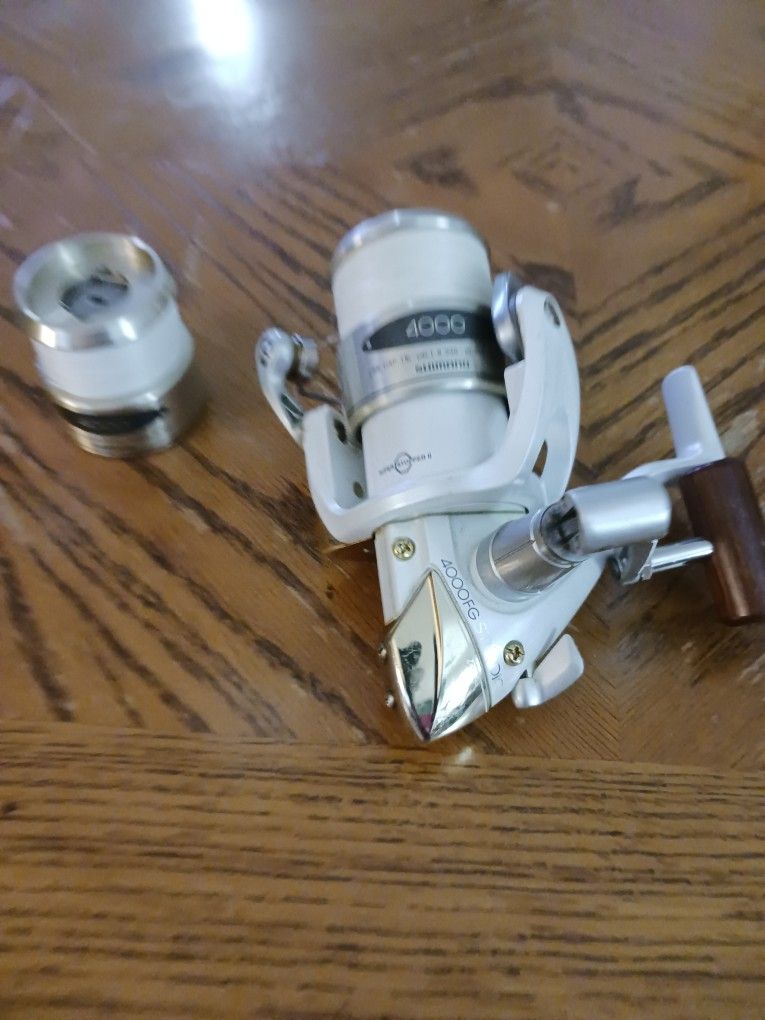 Shimano 4000FG White/Gold With Wooden Handle And Extra Line