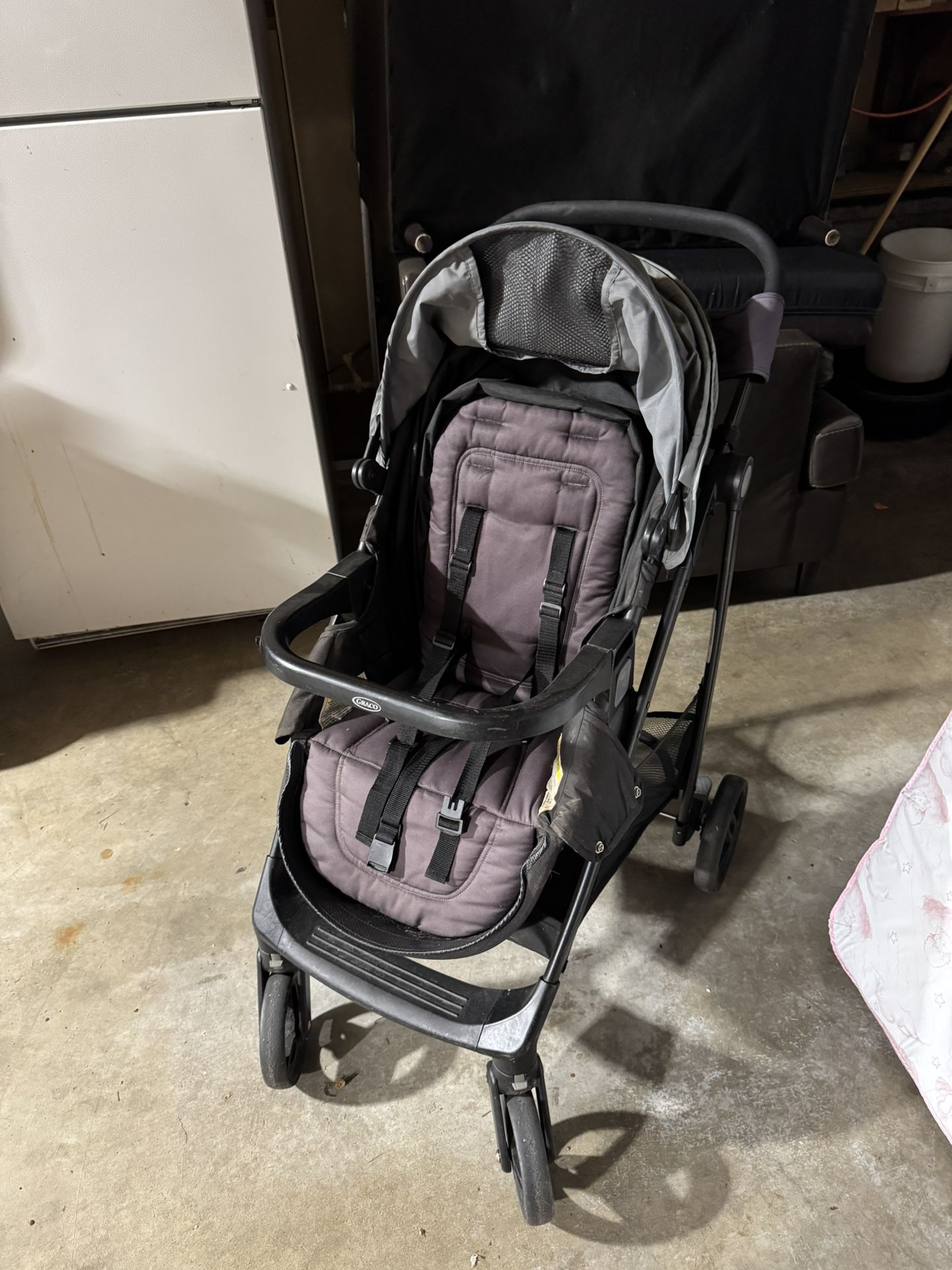 Graco Stroller w/storage caddy 