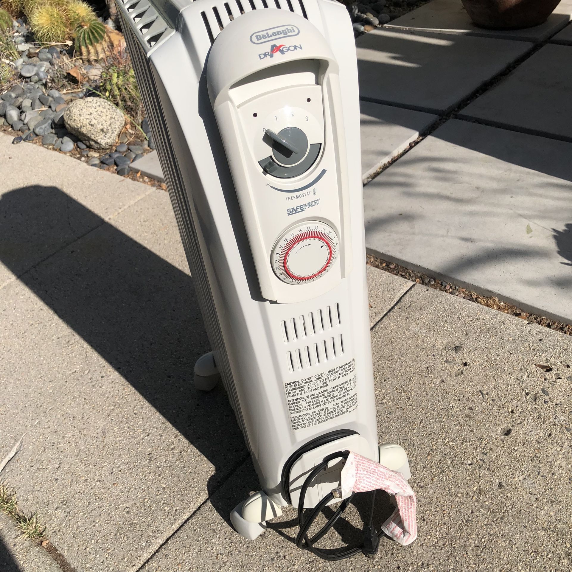 DeLonghi Dragon Safe Heat Oil-Filled Radiator Space Heater TRD0715T White (Silver Lake)