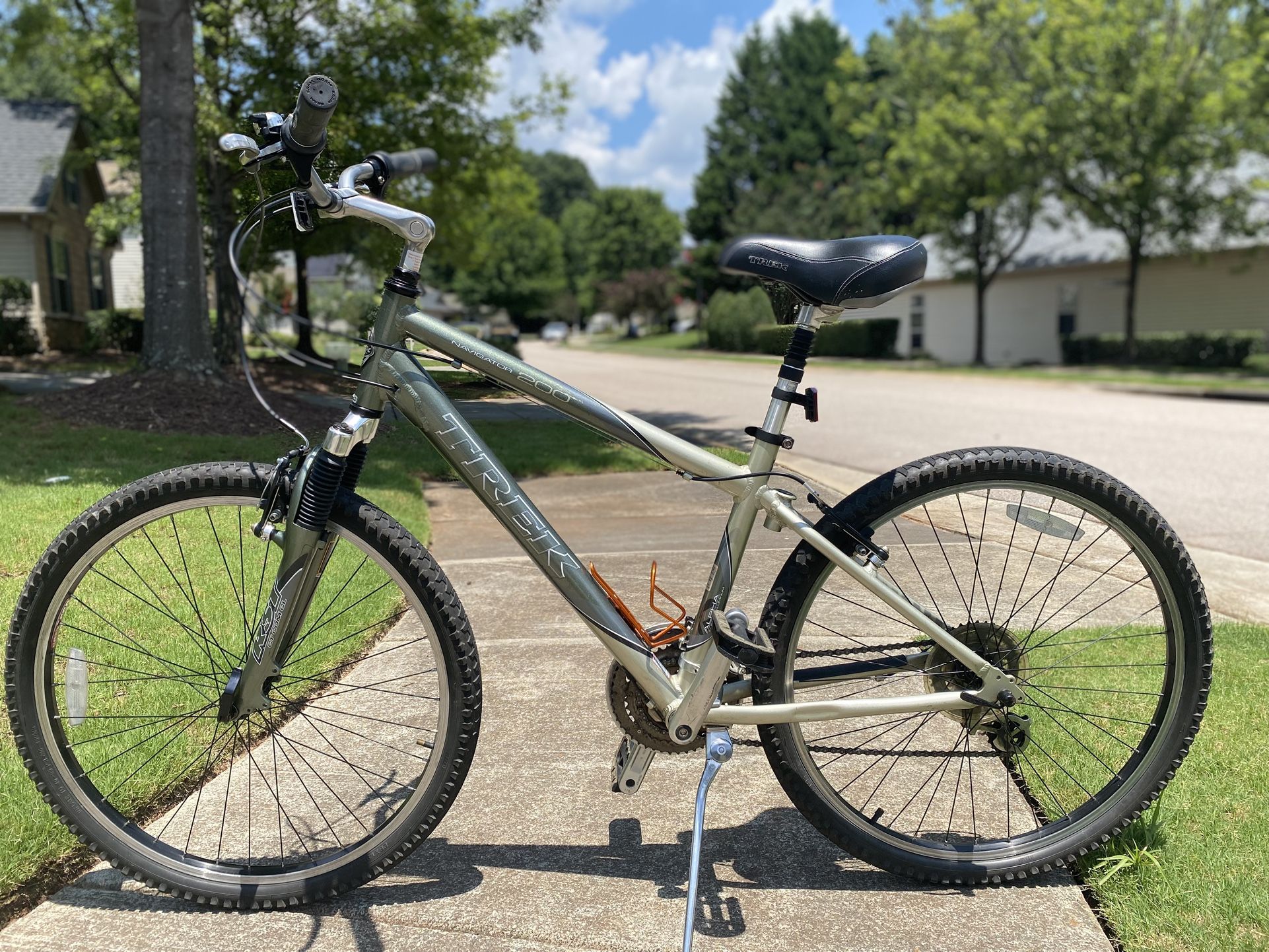 For the Adventurous Woman: TREK Navigator 200 – Lightweight 21-Speed Mountain Bike