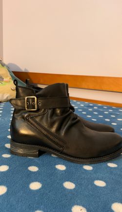 Leather buckle short boots