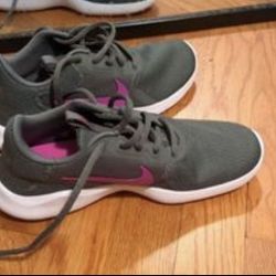 Brand New Women's Nike shoes - size 5.5