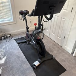 Peloton Orignal Bike – Excellent Condition + Extra Comfort Seat!