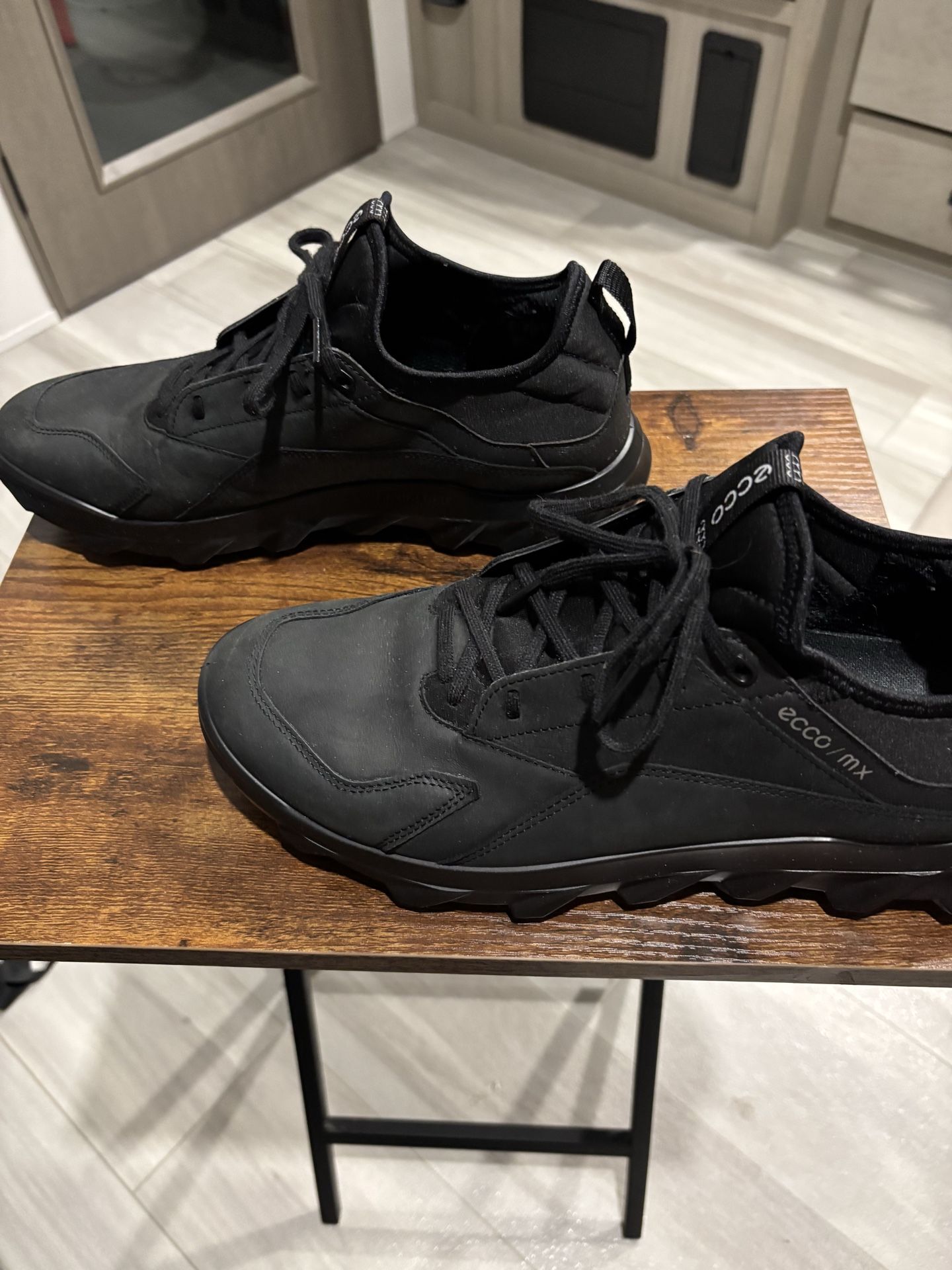 Ecco MX men’s size 9 1/2 all leather athletic shoes