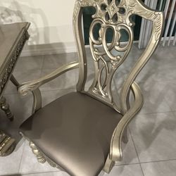 Elegant 9-Piece Dining Set – Excellent Condition