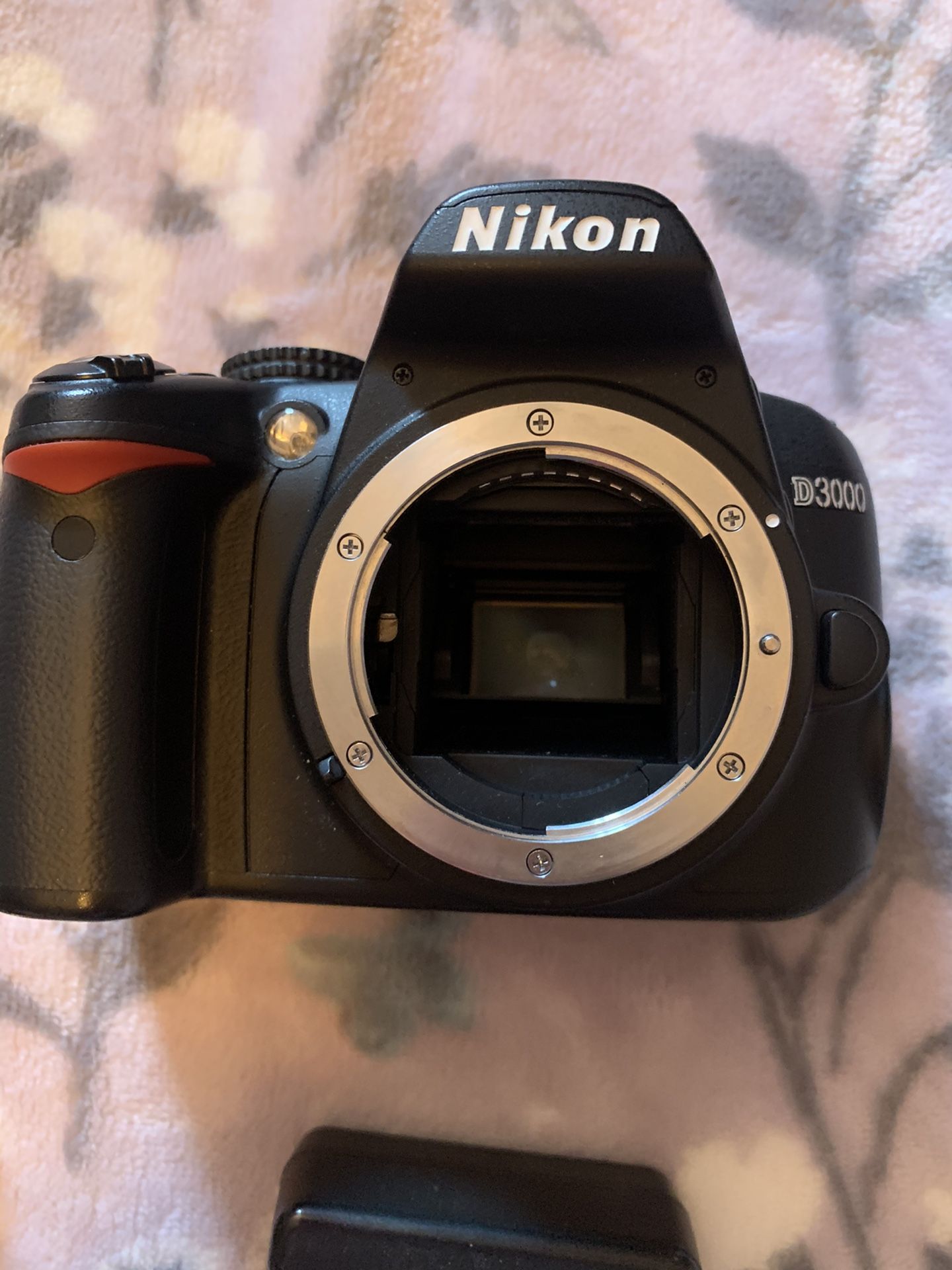 Nikon D3000 body with battery & charger