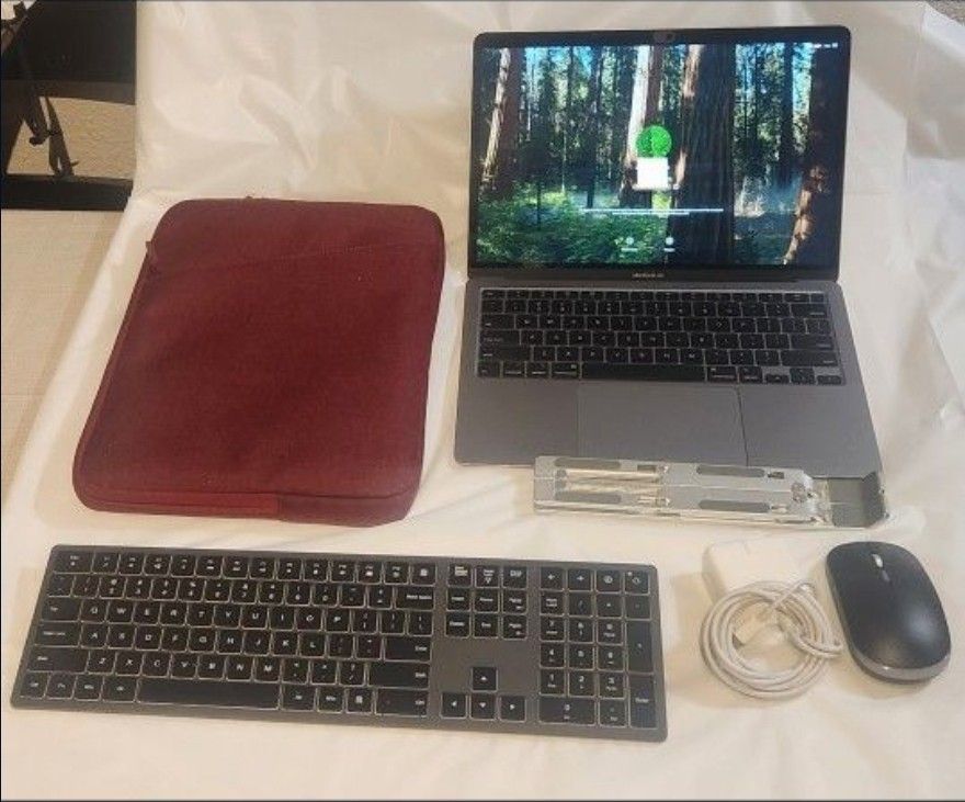 MacBook Air 13in w/ 5 Accessories