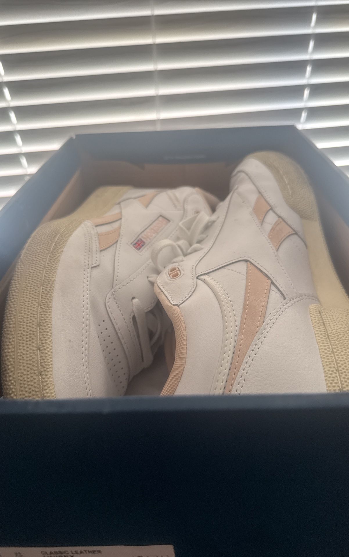 Reebok Size 13 Unisex Shoe