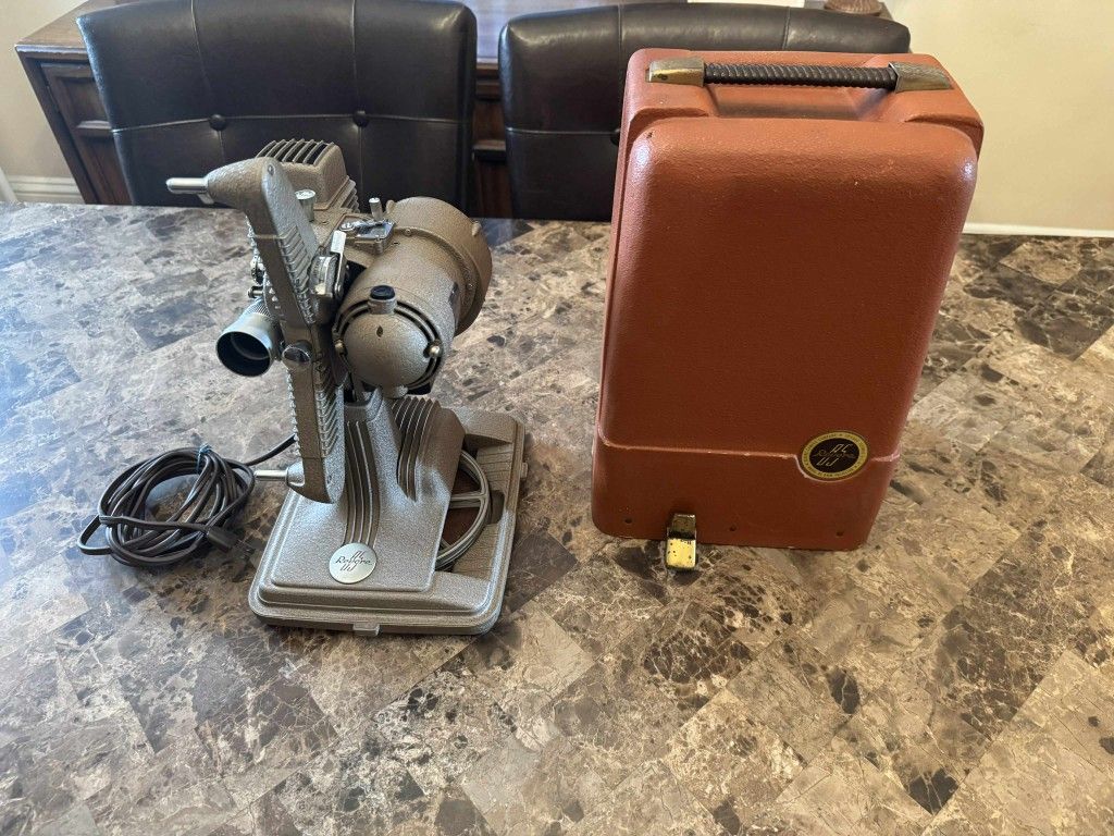 Vintage Revere Model 85 8mm Projector With Carrying Case Like New condition Tested & Working