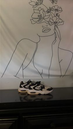 Black & White Nike Air Max 2X (size 7 in woman’s)
