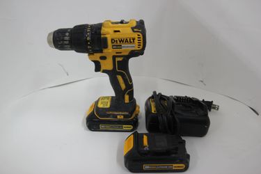 DEWALT DCD777 20 Volt Max 1/2" Drill Driver W/2 Batteries & Charger