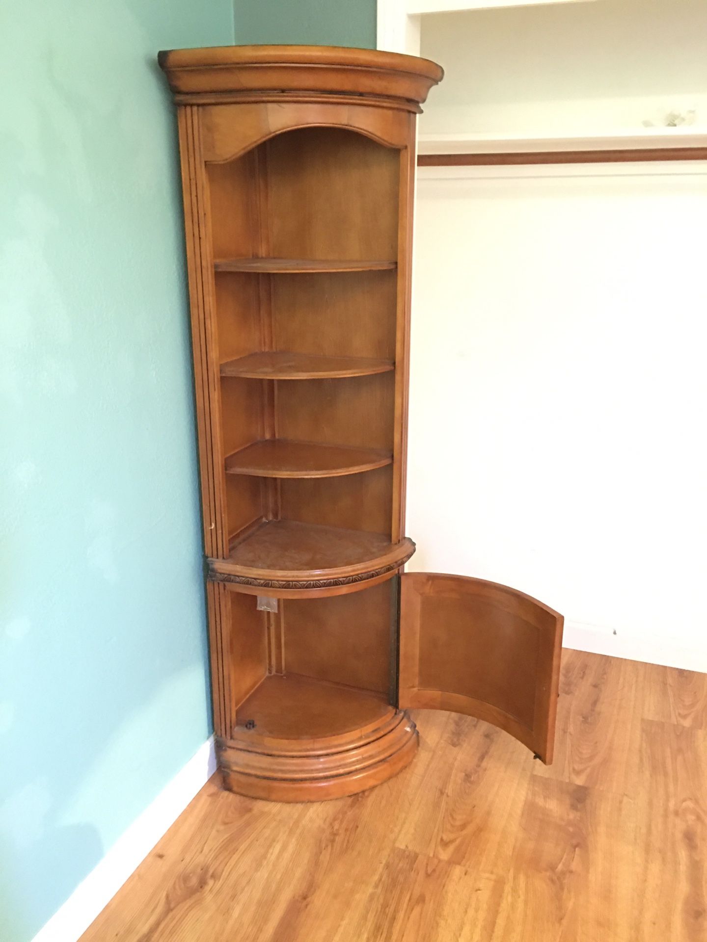 2Corner bookshelves, Could be for picture display or flowers .perfect four bedroom or family room with cupboards hello