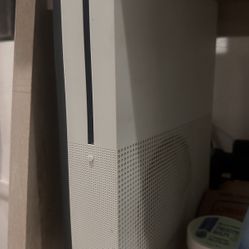 Xbox One and Mini Projector