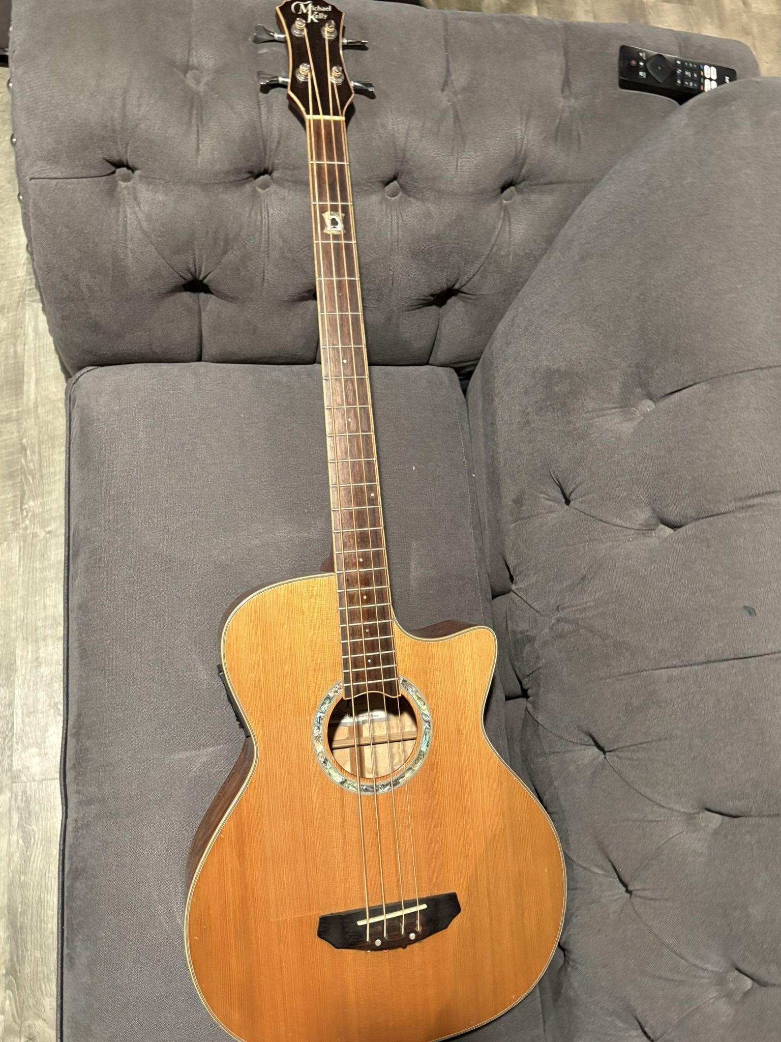 Bajoloche/ Acoustic Bass Michael Kelly