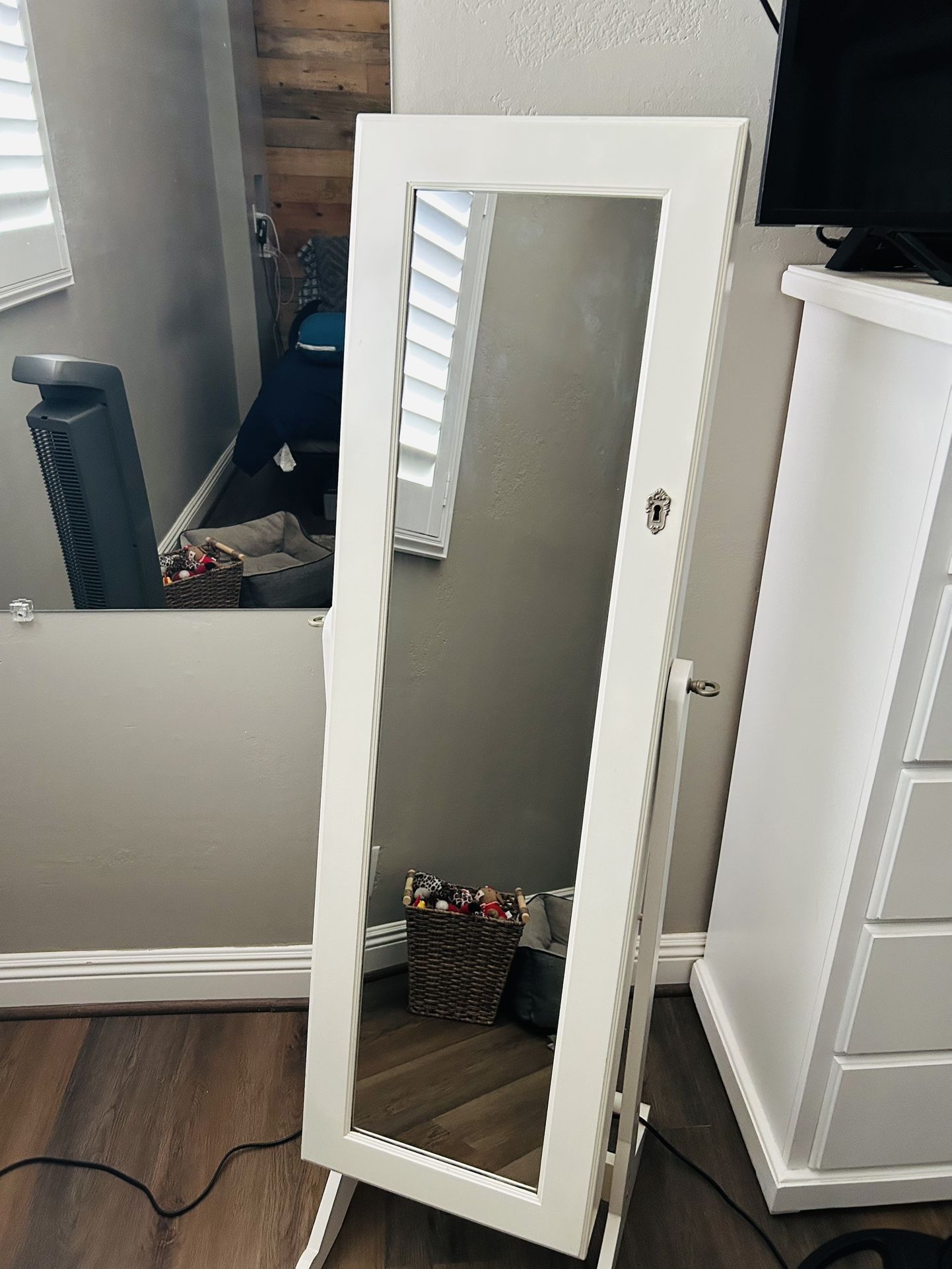 Mirror Jewelry Stand