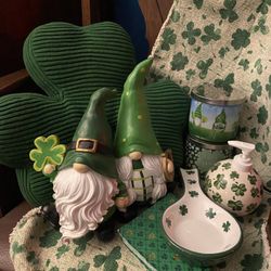 St. Patrick’s Decor. Clovers 