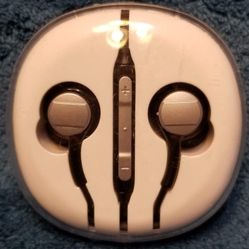 Skullcandy Samsung JVC Apple iPhone
Aux earbuds headphones ear bud many different types of Earbuds  available Bz1