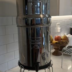 Berkey Water Filter (Filters 4.5 Gallons – 18″ Tall) with  flouride and arsenic and black filters included