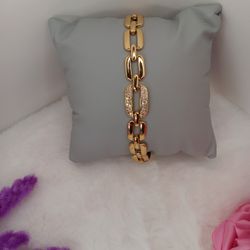 Pulsera dorada con diseño moderno