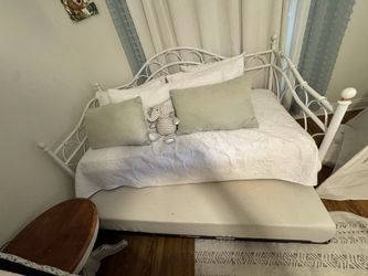 Twin Daybed with Lift-up Trundle (Mattress not included)