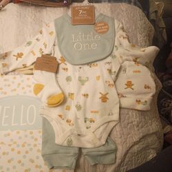 Kit  ~. Pearl 7 Piece Baby Gift Set