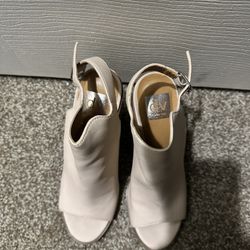 White leather open-toe- peep-toe heels