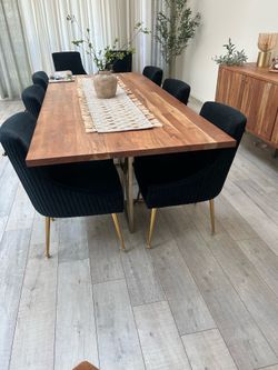 8 set of velvet dinning chairs very clean mixed with gold  very clean and ready to go I’m selling because my table not have enough space for 8 chairs