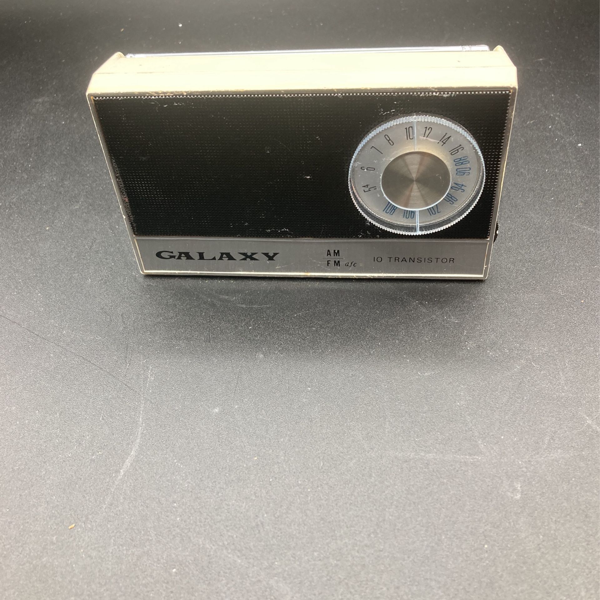 Vintage Galaxy AM FM transistor Radio -(Z)