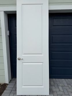 interior white wood door with GM, hinges and casing in excellent condition 8’ x 28” pre-hung interior white wood door with Jamb, hinges and casing in 