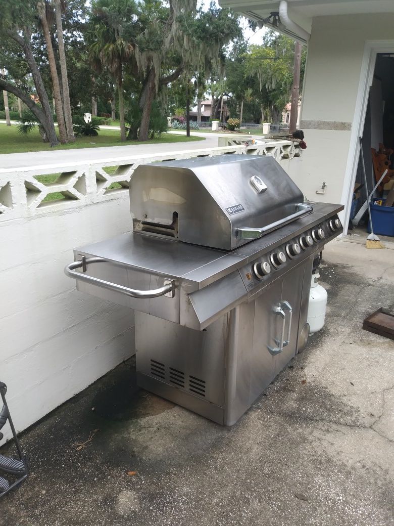 Jenn Air 5 Burner Stailess Steel Gas / BBQ Grill
