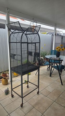 Jaula Gris Oscuro De Hierro Fuerte Para Aves En Buenas Condiciones
