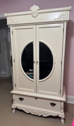 Armoire / Storage Off White Beautiful w/ Mirror