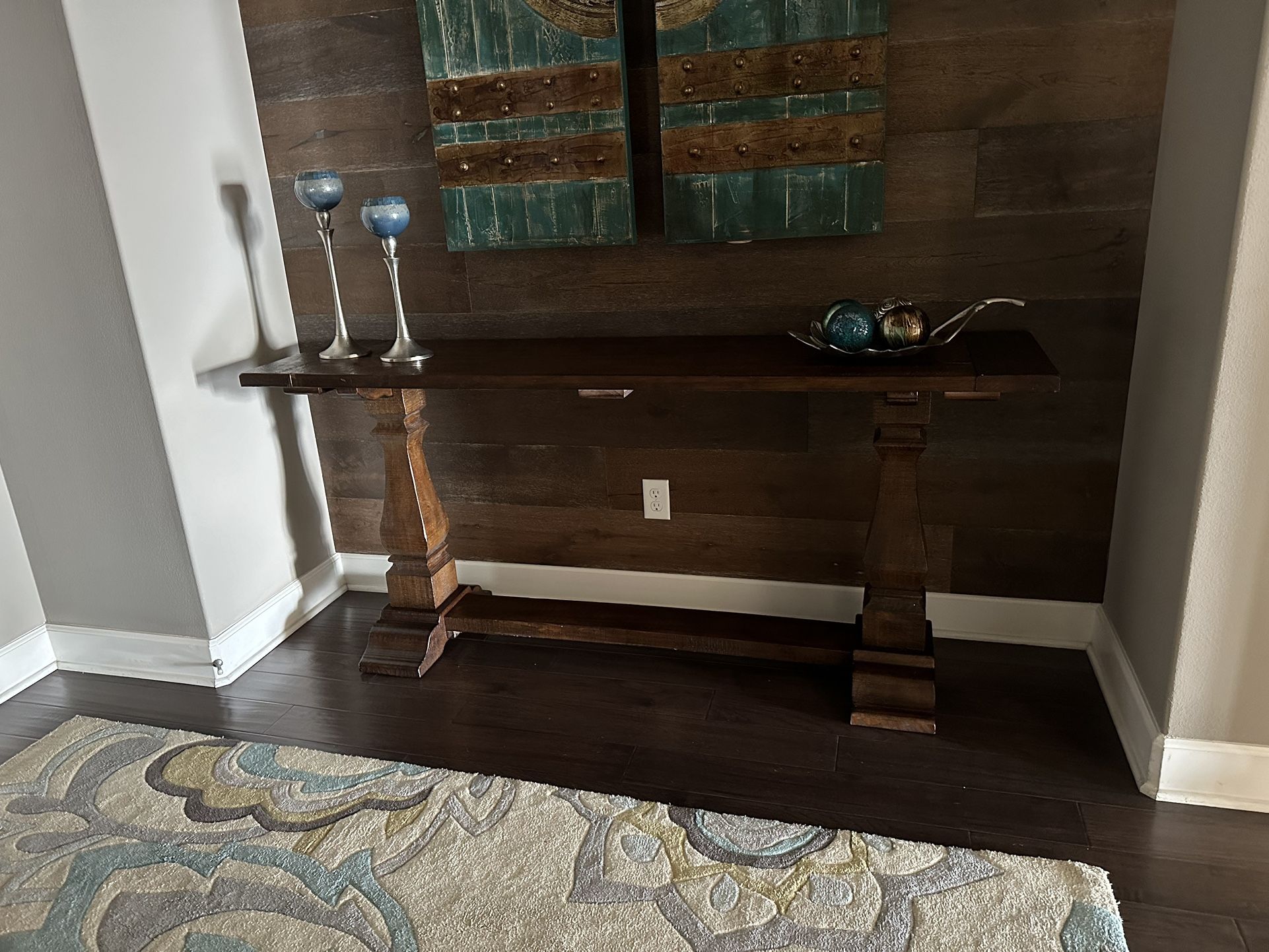 Beautiful Console / Foyer Table In Like New Condition