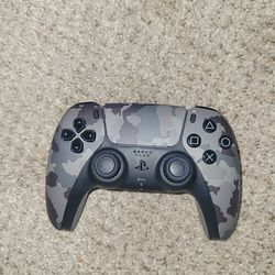 2 PS5 Controllers 